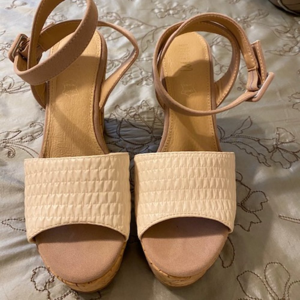 MI,IM PLATFORM SANDALS SIZE 8